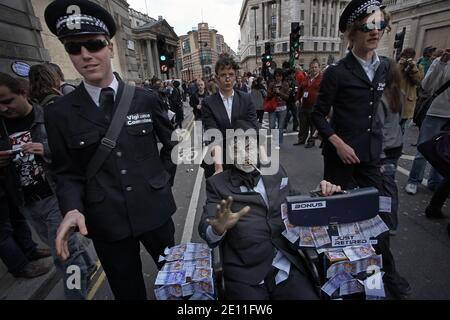 Protestierende vor der Bank of England als Anti-Kapitalisten- und Klimaaktivisten in der City of London, Großbritannien, demonstrieren Stockfoto