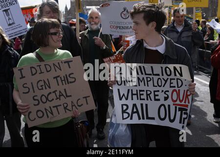 GROSSBRITANNIEN / England / London / Demonstranten halten Banner 2 Millionen Arbeitslose, wo unsere Rettung am 28. März 2009 in London, England ist. Stockfoto