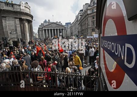 Demonstranten treffen sich auf die Bank of England, während Anti-Kapitalisten- und Klimaaktivisten in der Stadt London, Großbritannien, demonstrieren. Stockfoto