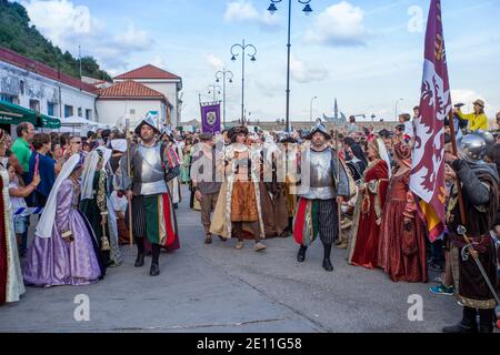 VILLAVICIOSA, SPANIEN - 28. August 2018: Eine Erholung der Landung Karls V. in Spanien.Spaziergang von Karl I. von Spanien und V. des Heiligen Römischen Reiches eskortiert Stockfoto