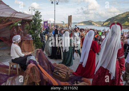 VILLAVICIOSA, SPANIEN - 28. August 2018: Eine Erholung der Landung Karls V. in Spanien.Spaziergang von Karl I. von Spanien und V. des Heiligen Römischen Reiches zwischen t Stockfoto