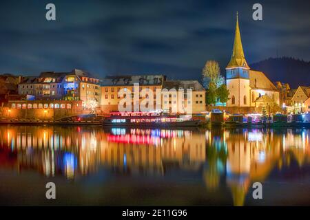 Deutscher Weihnachtsmarkt am Fluss mit Marktständen und Ausflugsbooten in Neckargemuend in Baden-Württemberg, Deutschland Stockfoto