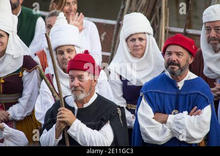 VILLAVICIOSA, SPANIEN - 28. August 2018: Eine Erholung der Landung von Karl V. in Spanien. Aufmerksam zuhören auf die Rede von Karl I. von Spanien und V. Stockfoto