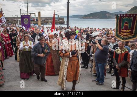 VILLAVICIOSA, SPANIEN - 28. August 2018: Eine Erholung der Landung Karls V. in Spanien Ankunft im Hafen von Karl I. von Spanien und V. des Heiligen Römischen EMPIR Stockfoto