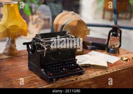 Retro-Schreibmaschine. Vintage Schreibmaschine und ein leeres Blatt Papier, retro Stockfoto