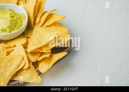 Verschiedene Dips und Saucen für Nacho, auf weißem Hintergrund mit Platz für Text Stockfoto