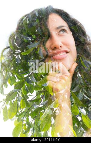 Ein doppeltes Porträt eines halblächelnden, nachdenklichen Jungen Frau mit lockigen Haaren hält ihr Kinn mit einer Hand Stockfoto