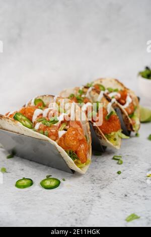 Bang Bang Shrimp Tacos auf weicher Taco-Schale Stockfoto