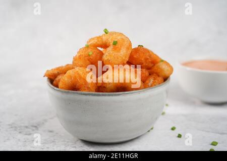 Bang bang Shrimp - Teig gebraten knusprigen Garnelen Vorspeise, selektive Fokus Stockfoto