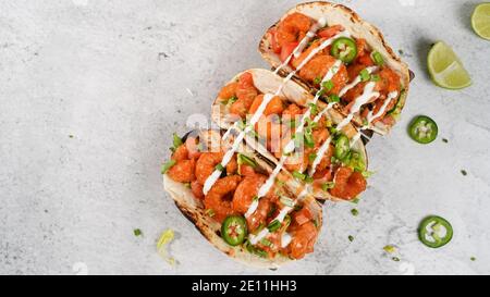 Bang Bang Shrimp Tacos auf weicher Taco-Schale Stockfoto