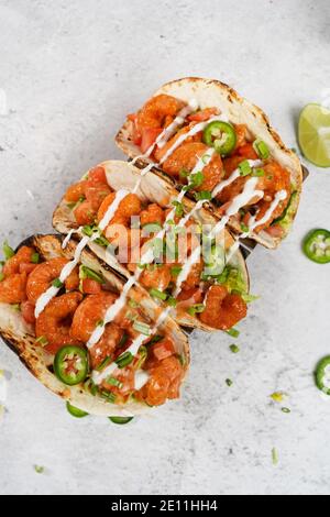 Bang Bang Shrimp Tacos auf weicher Taco-Schale Stockfoto