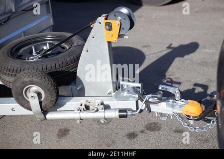 Tscheljabinsk, Russland - 06.28.2020:Anhängerkupplung zum Abschleppen eines Anhängers mit einem PKW, Anhängerzugstange mit einem Reserverad Stockfoto