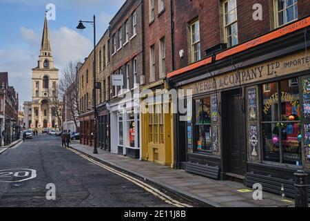 Geschlossene Geschäfte in einer fast menschenleeren Brushfield Street, East London, mit Christ Church, Spitalfields im Hintergrund. Verlassen wegen Covid 19 Stockfoto