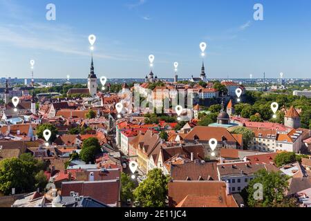 Kartennadelsymbole auf Tallinn, Estland Stadtbild. Historische Kirchen, andere Wahrzeichen und alte Gebäude in der Altstadt im Sommer von oben betrachtet. Stockfoto