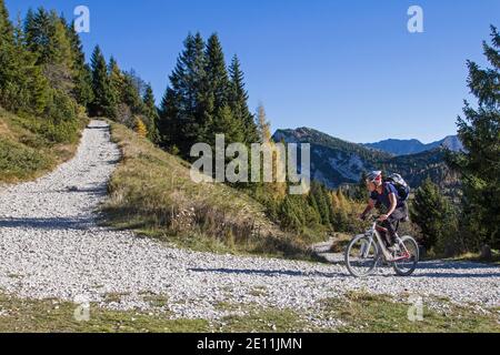 Mountainbiker Fahren Bis Zum Pizzo Di Levico In Trentino Südlich Des Val Sugana Stockfoto