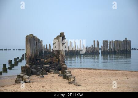 Die Überreste des Piers, der zum Meer führt. Stockfoto