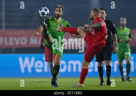 ALMERE, NIEDERLANDE - 2. JANUAR: L-R: Ralf Seuntjens von De Graafschap, Thomas Verheydt von Almere City FC während des niederländischen Keukenkampioendivisie-Spiels Stockfoto