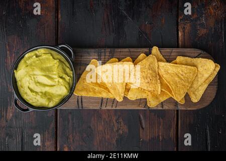 Verschiedene Dips und Saucen für Nacho, auf alten Holztisch, Draufsicht oder flach legen Stockfoto