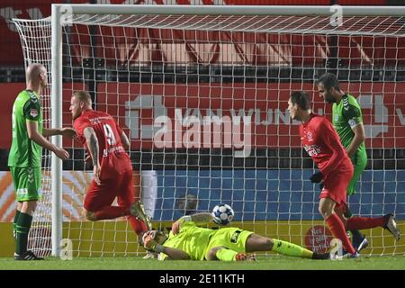 ALMERE, NIEDERLANDE - 2. JANUAR: Thomas Verheydt vom Almere City FC maakt de beslissende treffer während des niederländischen Keukenkampioendivisie-Spiels zwischen A Stockfoto