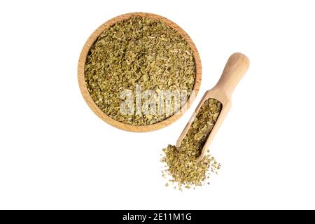 Getrocknete Blätter von Yerba Mate Tee in Holzschüssel und Schaufel isoliert auf weißem Hintergrund. Ernährung. Traditioneller Tee in Südamerika. Stockfoto