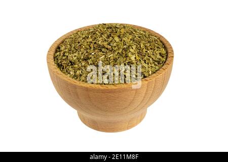 yerba-Mate in Holzschüssel isoliert auf weißem Hintergrund. Stockfoto