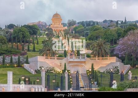 Der Schrein mit goldener Kuppel des Bab. Terrassen des Bahai-Glaubens, die hängenden Gärten von Haifa, die Gartenterrassen in Haifa, Israel Stockfoto