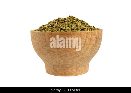 yerba-Mate in Holzschüssel isoliert auf weißem Hintergrund. Stockfoto