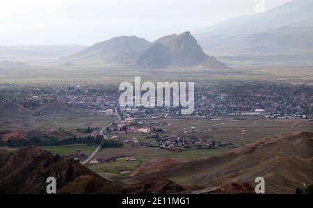 Stadt Dogubeyazit vom Ishak Pasha Palast, Agri, Türkei. Dogubeyazit ist der östlichste Bezirk der Türkei, der Grenzübergang zum Iran. Stockfoto