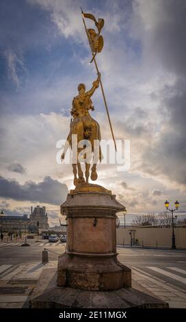 Paris, Frankreich - 12 30 2020: Die Statue der Jeanne d'Arc Paris vom Pyramidenplatz bei Sonnenuntergang Stockfoto