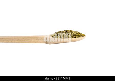 Getrocknete Blätter von Yerba Mate Tee auf Holzlöffel isoliert auf weißem Hintergrund. Ernährung. Traditioneller Tee in Südamerika. Stockfoto