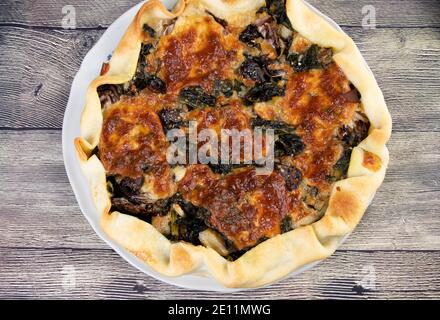 Pikante Torte mit Schwarzkohl und Scamorza-Käse Stockfoto