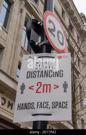 Ein 2 Meter langes Sozialabstandsschild an einem Laternenpfosten in der Regent Street. London Stockfoto