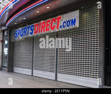 Ein geschlossener Sports Direct Shop auf der Oxford Street mit den Fensterläden. London Stockfoto