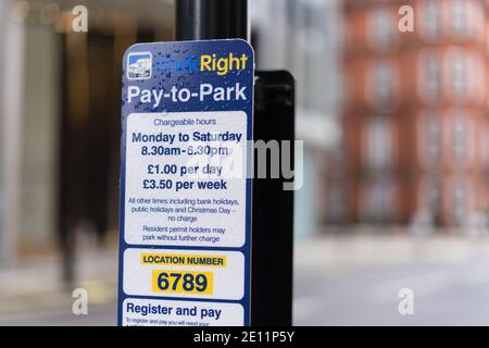 Parkplatzschild auf einem Laternenpfosten mit gebührenpflichtiger Parkgebühr. London Stockfoto