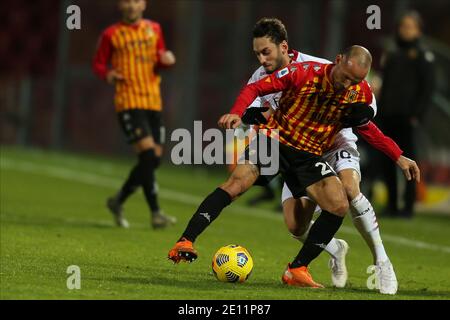 Mailands türkischer Mittelfeldspieler Hakan Calhanoglu (L) fordert den Ball heraus Mit Benevento's italienischem Mittelsäufer Pasquale Schiattarella während der Serie A Fußballspiel Benevento gegen AC Mailand Stockfoto