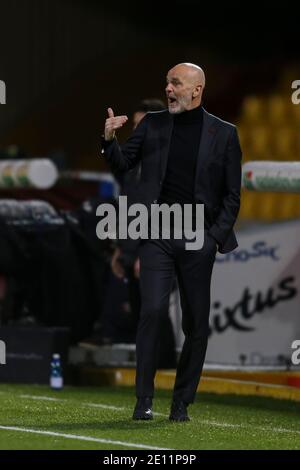 Mailands italienischer Trainer Stefano Pioli gesticulieren während der Serie A Fußballspiel Benevento gegen AC Mailand Stockfoto