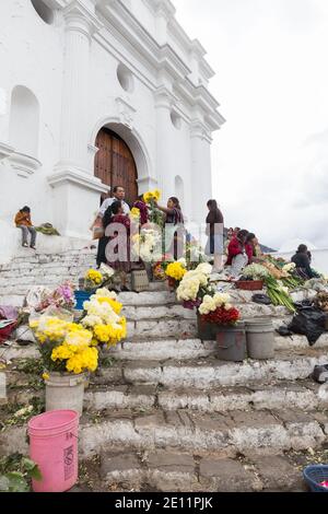 Chichicastenango Markt oder Chichi Markt: Indigene Frauen verkaufen Blumen auf den Stufen der Santo Tomas Kirche während Chichicastenango Markt Tag. Stockfoto