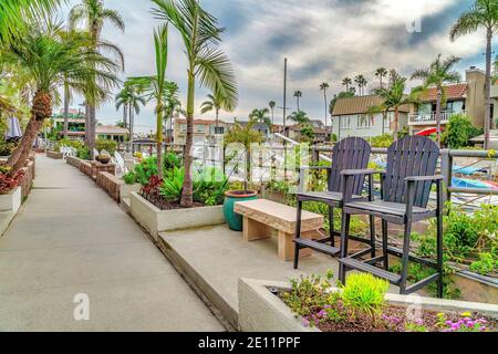 Gehweg mit Palmen und Stühlen mit spektakulärer Aussicht gesäumt Des Kanals Stockfoto