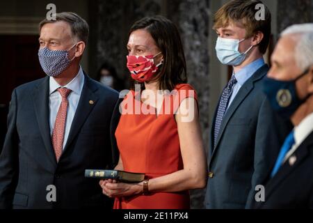 Washington, USA. Januar 2021. Vizepräsident Mike Pence posiert für ein Foto mit John Hickenlooper (D-CO) als seiner Familie, während einer Scheinfluchzeremonie in der Alten Senatskammer auf Capitol Hill am 3. Januar 2021 in Washington, DC. (Foto von Pete Marovich/Pool/Sipa USA) Quelle: SIPA USA/Alamy Live News Stockfoto