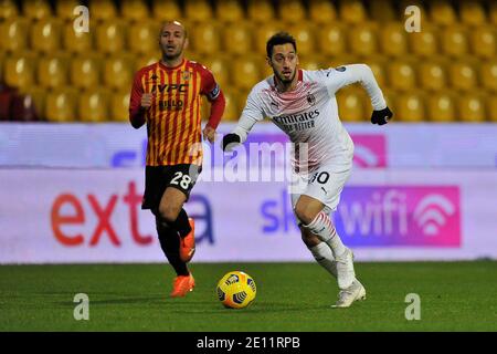 Benevento, Italien. Januar 2021. Hakan Calhanoglu Spieler von AC Mailand, während des Spiels der italienischen Fußball-Liga Serie A zwischen Benevento gegen Mailand Endergebnis 0-2, Spiel im Ciro Vigorito Stadion in Bevento gespielt. Italien, Den 03. Januar 2021. (Foto von Vincenzo Izzo/Sipa USA) Quelle: SIPA USA/Alamy Live News Stockfoto