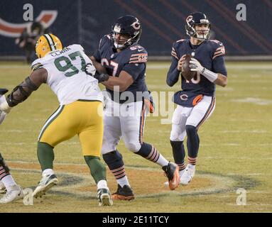 Chicago, Usa. Januar 2021. Chicago beartert Quarterback Mitchell Trubisky (10) sucht im zweiten Quartal gegen die Green Bay Packers im Soldier Field in Chicago am Sonntag, den 3. Januar 2021, nach einem offenen Empfänger. Foto von Mark Black/UPI Kredit: UPI/Alamy Live News Stockfoto