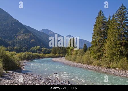 Das Imposante Breite Flusstal Des Lech In Tirol War Designiertes Naturschutzgebiet Und Heißt Naturpark Tiroler Lech Stockfoto