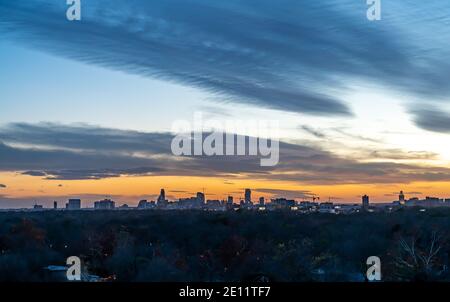Blick auf die Skyline von Austin bei Sonnenuntergang mit einigen Wolken The Skies Stockfoto