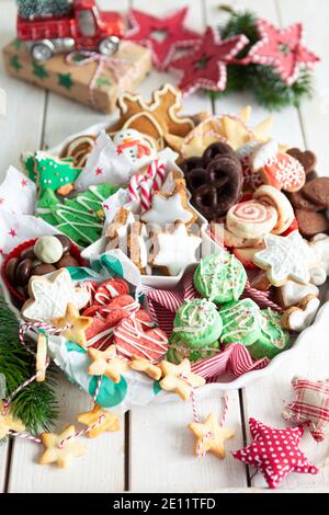 Vielfalt An Bunten Weihnachts-Kekse Und Lebkuchen Stockfoto