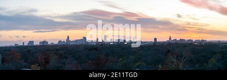 Weitwinkelansicht der Skyline von Austin Texas während der Bewölkt Sonnenuntergang Stockfoto