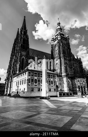 Prager Burg Obelisk, oder Mrakotin Monolith, in St. Vitus Kathedrale auf dem dritten Hof der Prager Burg, Prag, Tschechische Republik. Schwarzweiß-Bild. Stockfoto