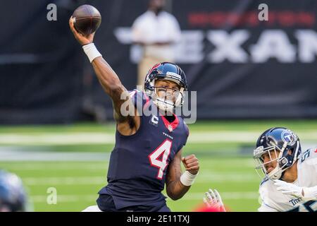 Houston, TX, USA. Januar 2021. Houston Texans Quarterback Deshaun Watson (4) wirft einen Pass während des 1. Quartals eines NFL-Fußballspiels zwischen den Tennessee Titans und den Houston Texans im NRG Stadium in Houston, TX. Trask Smith/CSM/Alamy Live News Stockfoto