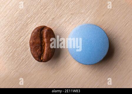 Blaue Gitarre Pick auf dunkelblau launisch Hintergrund schwebend Stockfoto