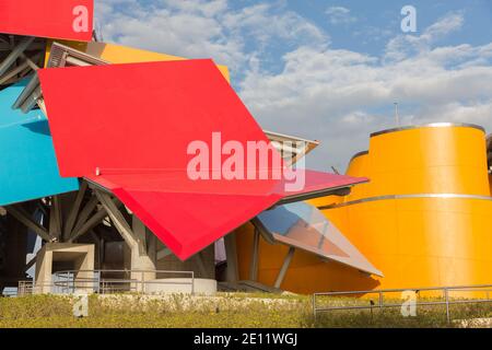 Das Biomuseo, auch bekannt als das Biodiversitätsmuseum: Panama Bridge of Life, wurde vom Architekten Frank Gehry entworfen. Es liegt am Amador Causeway Stockfoto