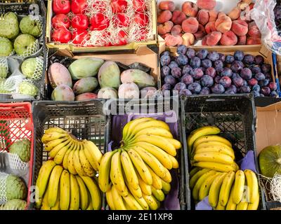 Verschiedene frische Früchte in EINEM Lebensmittelgeschäft Stockfoto